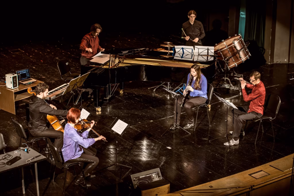 ANSAMBEL U: JA PROJEKT &bdquo;RESIDENTUU:R &mdash; MUUSIKASALVESTISED&rdquo;