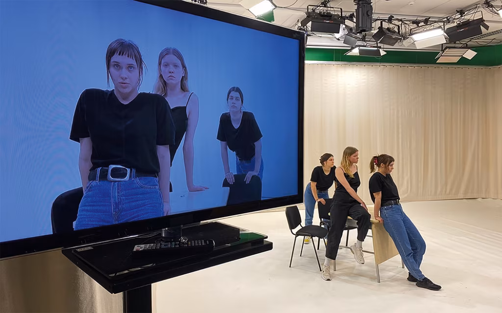 SIIN JA SEAL: EKSPERIMENT KAHE REAALSUSE VAHEL