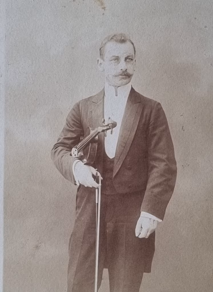 MEENUTADES HELIKUNSTNIKKU PROFESSOR JOHANNES PAULSENIT