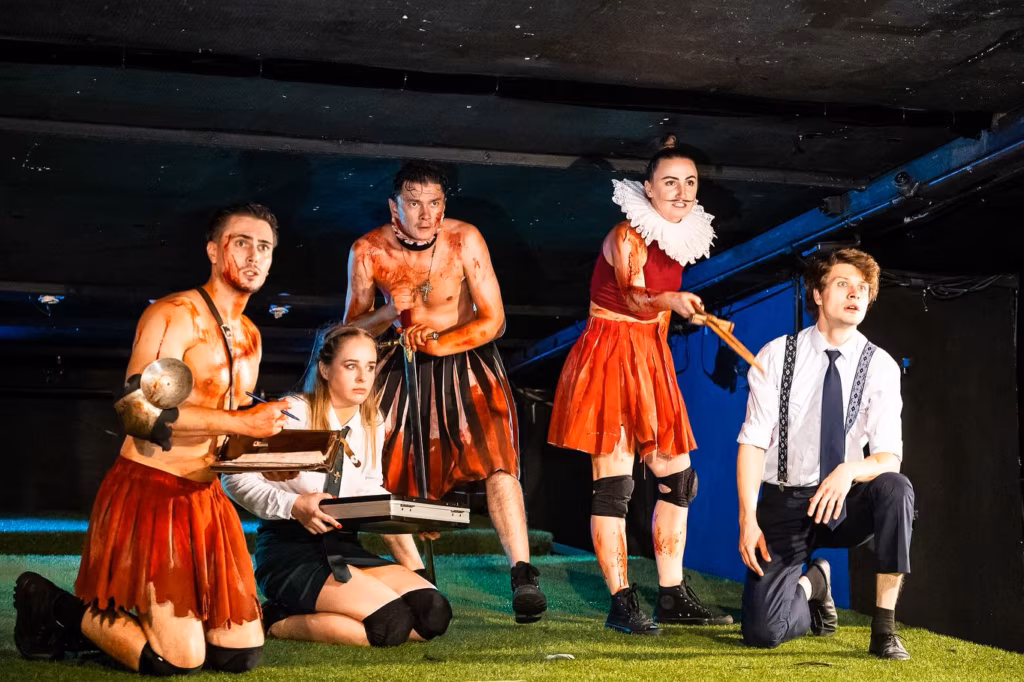 6teater Kuldne V2rav Lavastus Cortes